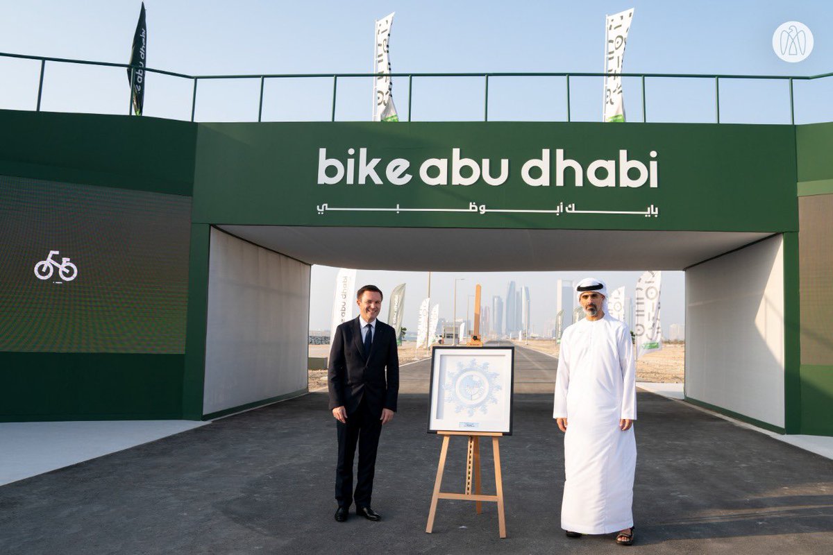 خالد بن محمد بن زايد يتسلّم شعار "مدينة الدراجات الهوائية" من الاتحاد الدولي للدراجات، لتصبح #أبوظبي...