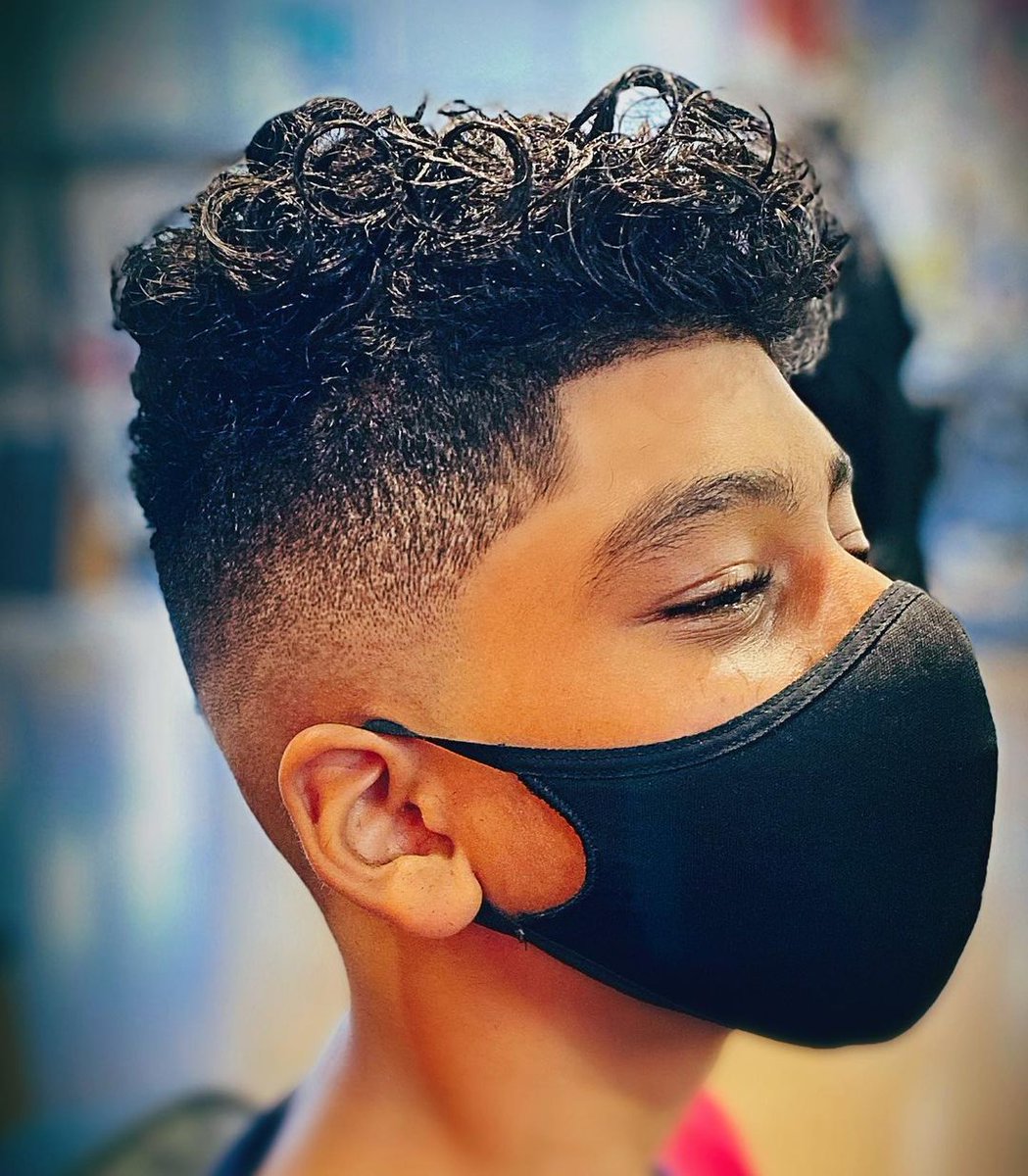 Floyds99's tweet photo. High fade with amazing natural curls🔥🔥
Stylist Credit: @cutsbyants
#fade #highfade #curlyhair #kidscuts #menshaircuts #kidshaircuts #floyds #floydsbarbershop #hairspiration #floyds99woburn https://t.co/NmbocYnpJE