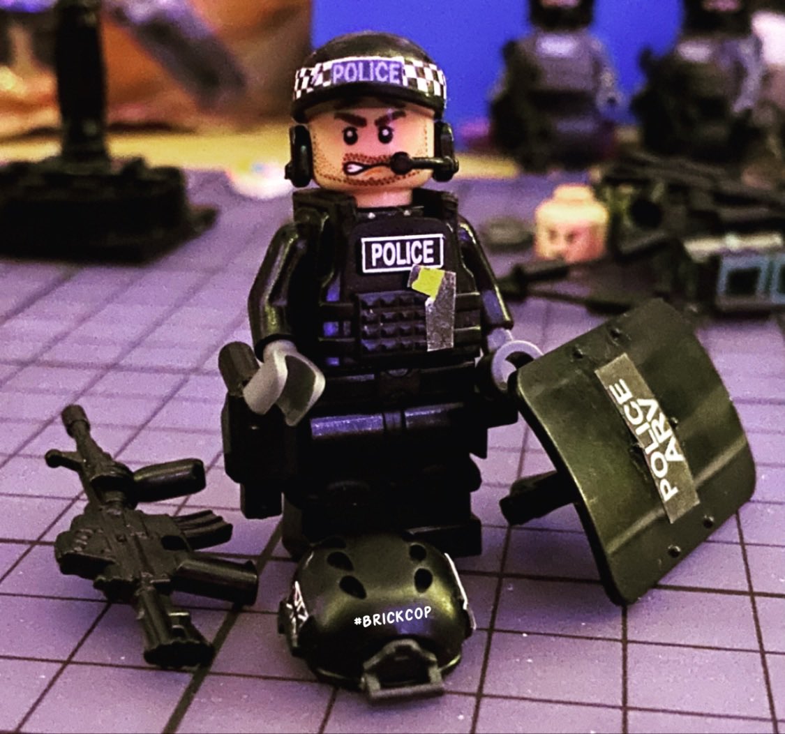 Brick_Cop's tweet photo. Something I’ve realised already is those of you that wear an earpiece / headset all day & manage to listen to what’s going on around you and have a normal conversation are heroes.
I see the benefits, but it’s so intrusive to trying to listen and think! 😂 #COP26 #BrickCop26 🏴🚨 https://t.co/wAgTWQkPxE