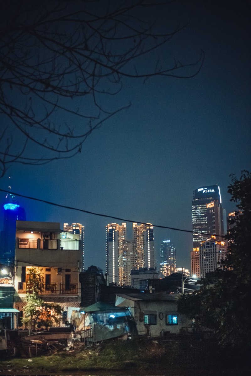 Gue ga mau bercerita soal kesenjangan sosial di Jakarta, tapi mau cerita soal betapa berwarnanya kehidupan di Jakarta. Gedung megah di Sudirman-Thamrin hanya sampul, karena banyak yang kerja di gedung bercahaya silau itu justru tinggal di dalam gang-gang kecil ini.