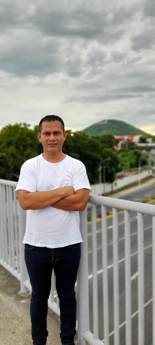 FerminVallejos1's tweet photo. Crecí en lo más amargo de la miseria, viví 3 gobiernos Neoliberales, mi madre viuda, trabajaba lavando y planchando en casa de gente pudiente, escuchando que los pobres no podían ir a la U, ni ser profesionales.
El sandinismo rompió esos paradigmas, todos podemos estudiar. https://t.co/RLz56I8mXL