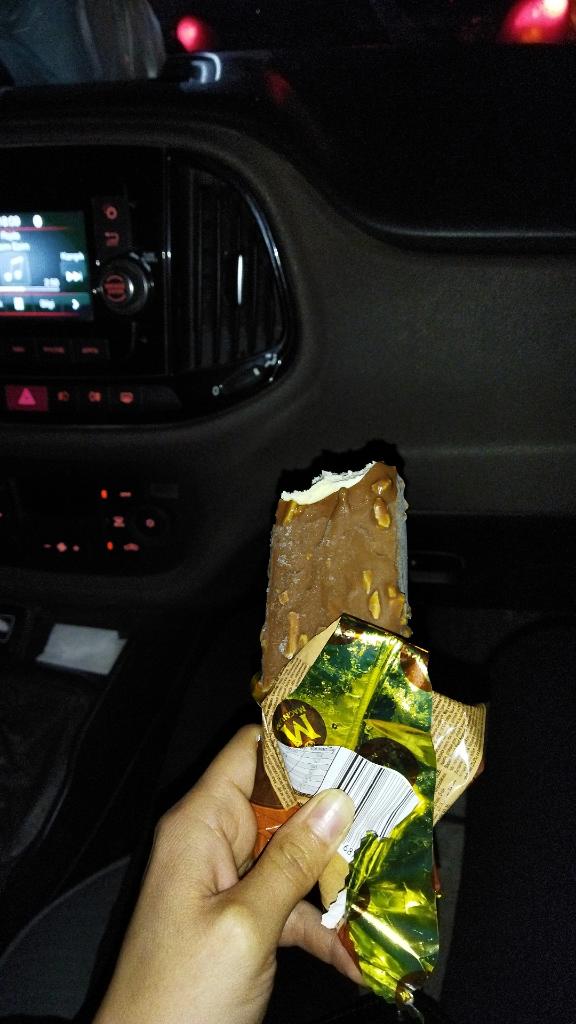 brtn_12's tweet photo. Bu hava da hala dondurma yiyen tek kişi ben değilimdir umarım 🤔 https://t.co/6bLsyih5fD