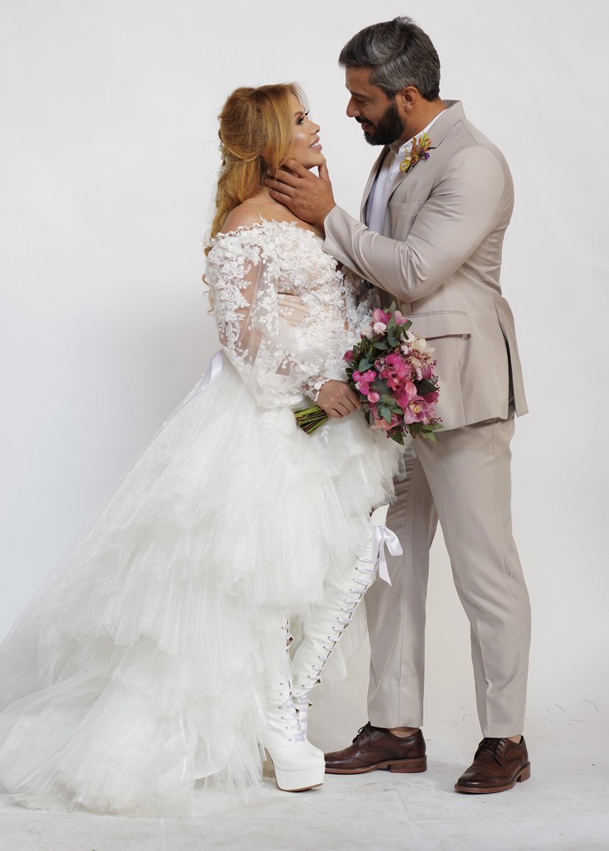 Joelma's tweet photo. Como um sonho
Eu te vi
Sabia que era você
Meu coração gritava em mim
Encontrei
Quando ouvi o seu sim
Pedaço que faltava em mim
💍👰🏼♀️✨
#JoelmaSim https://t.co/FKuz27PaLK