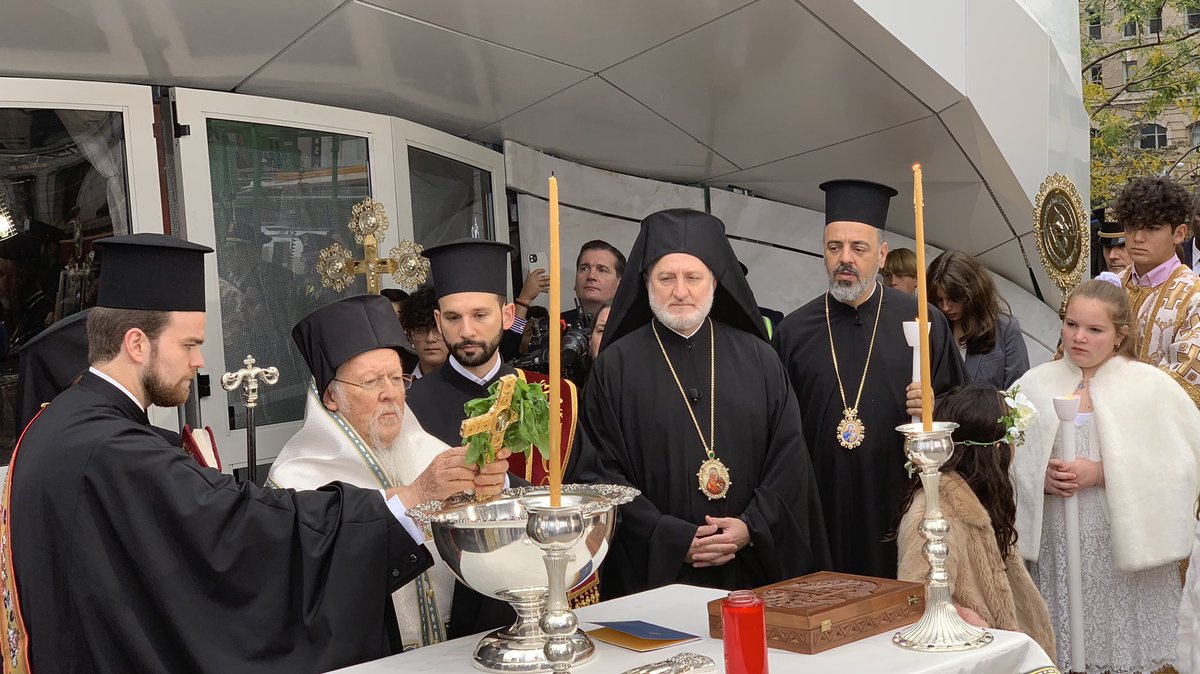Elpidophoros's tweet photo. Η εμβληματική τελετή των θυρανοιξίων του Ι. Ν. του Αγίου Νικολάου στο Σημείο Μηδέν από τον Οικουμενικό Πατριάρχη Βαρθολομαίο σήμερα, στην 30η επέτειο από την ενθρόνισή του, σηματοδοτεί μια ιστορική στιγμή ανανέωσης της πίστης μας όχι μόνο στις ΗΠΑ, αλλά σε ολόκληρη την οικουμένη. https://t.co/dofPRXTq7r