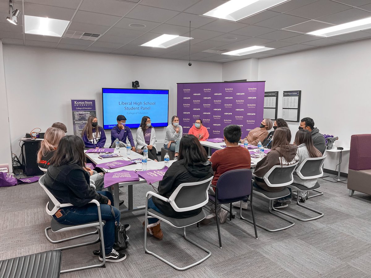 ksuedcats's tweet photo. We are so excited to have had the opportunity to chat with students from Liberal High School about what itβs like being an #EDCAT at K-State. #futureedcats https://t.co/vaqUGJ0hmr
