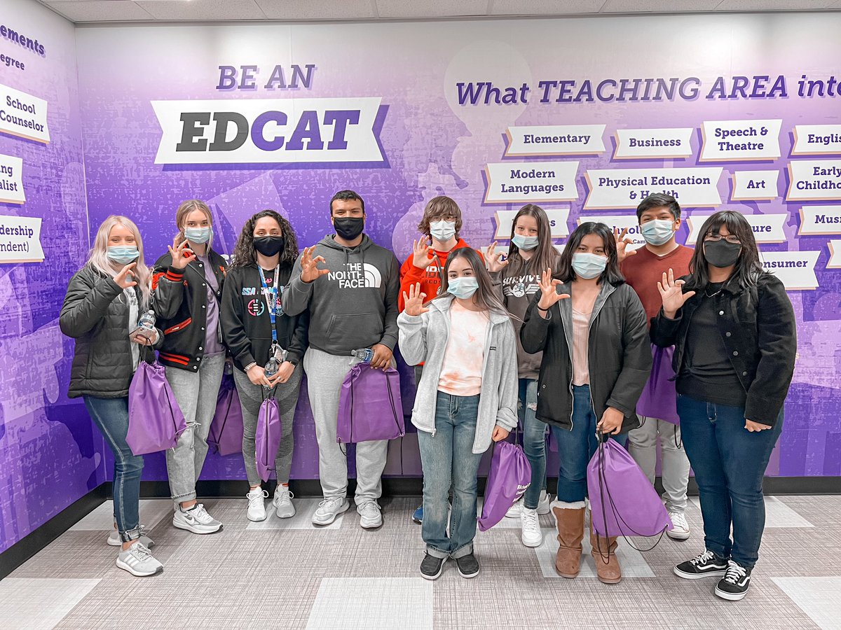 ksuedcats's tweet photo. We are so excited to have had the opportunity to chat with students from Liberal High School about what itβs like being an #EDCAT at K-State. #futureedcats https://t.co/vaqUGJ0hmr