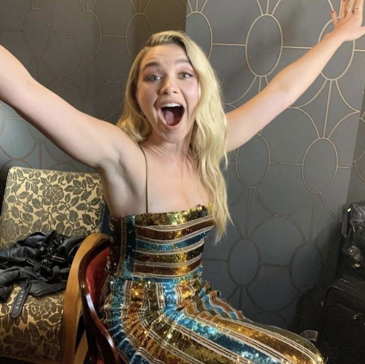 belovabucky's tweet photo. rt to this tweet, if you wanna see Florence holding THIS 👇

I vote for #FlorencePugh for #TheFemaleMovieStar of 2021 #pcas https://t.co/hq7IWSUsBi