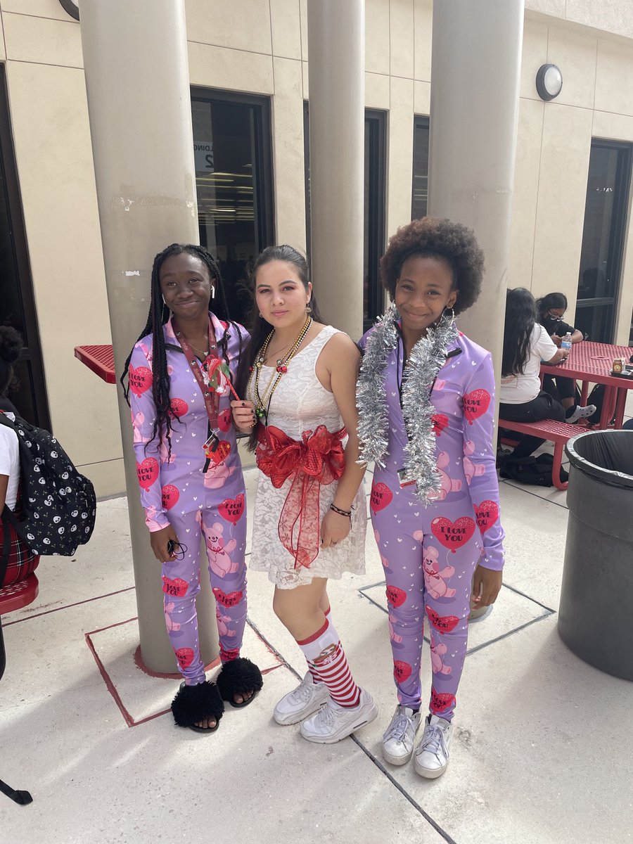 Indians_IHS's tweet photo. More Homecoming pictures for Holiday Day #ihspride https://t.co/52DJpVTen5