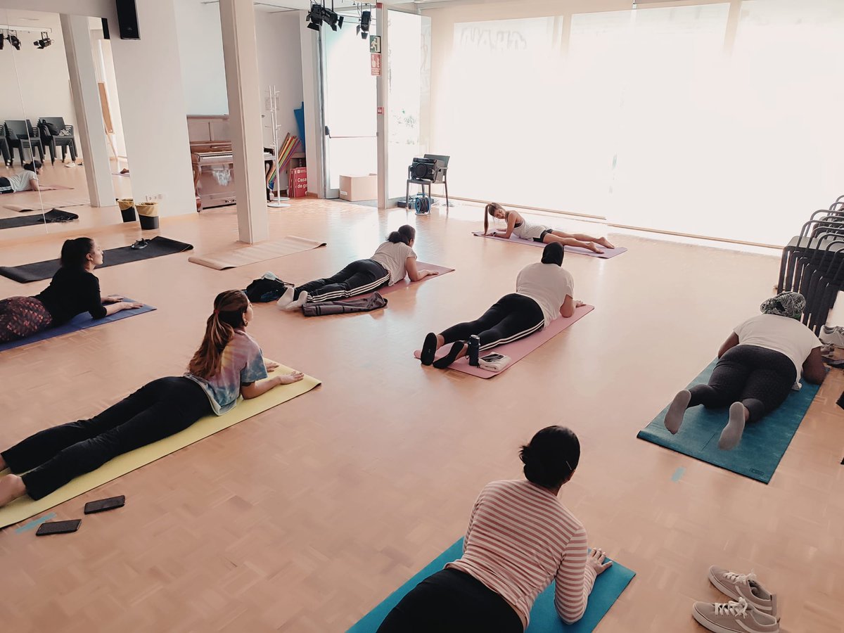 fundacioires's tweet photo. El ioga no té edat, sexe, classe social, ni ètnia. És una pràctica universal que demostra generar beneficis al nostre cos i la nostra ment. Instructores de #YogaSenseFronteres col·laboren amb el #ProjecteAferrat amb sessions per a persones usuàries
https://t.co/w4XkzCIoWz https://t.co/0Oz0SQr70s