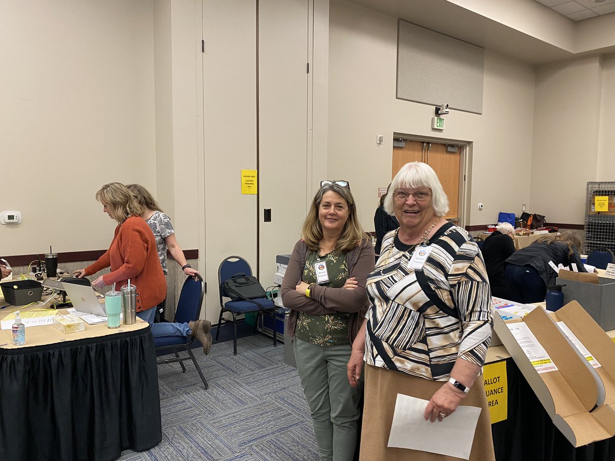DeidreHenderson's tweet photo. Gabe and I just stopped by the Dixie Events Center in St. George to deliver a little “thank you” treat to the wonderful poll workers there. A big group of students from Desert Hills High School happened to be there with their amazing teachers to learn about the elections. 🇺🇸#vote https://t.co/FRsJPsZNRP
