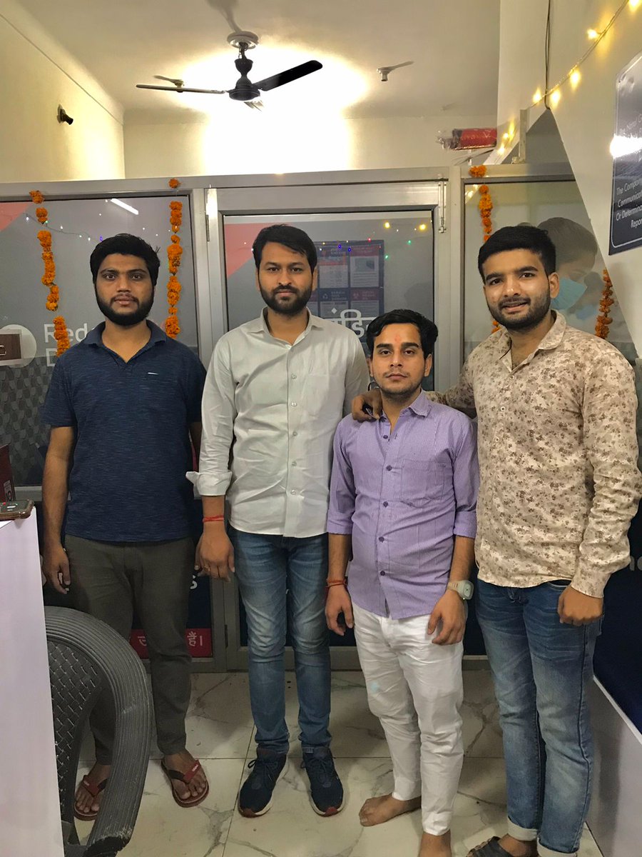 aashishpandit08's tweet photo. बचपन के लंगोटिया मित्र अंकुर चौहान जी के नए व्यवसाय #ChauhanPathLab #RedcliffeLifeDiagnostics के उद्वघाटन पर हार्दिक शुभकामनाएं । 

#Sikandrabad #मित्र_मंडली #ChotiWala https://t.co/JLZmtNwwcI
