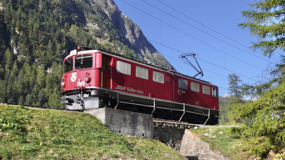 AndreasWiede's tweet photo. 🇨🇭@rhaetischebahn class 700 locos are nearing retirement. #RhB Ge 6/6 II 702 named #Curia is seen here light engine, stopping at #Spinas in #ValBever just south of the #Albula tunnel. Two hours later we see her returning northwards with a freight.
September 2011.
#PastTrainTrips https://t.co/nEk25m598h