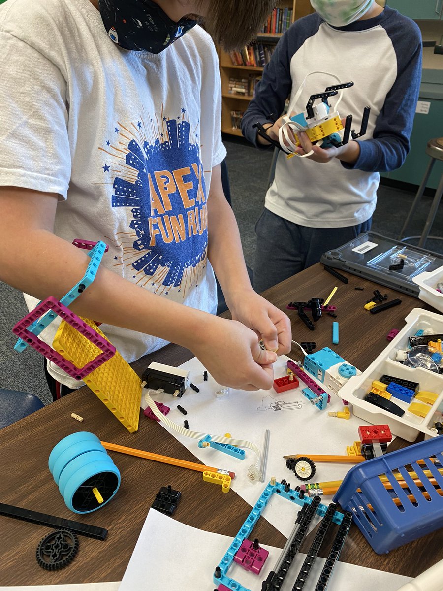 To wrap up our invention unit, budding roboticists in fourth grade studied modern bionic technology for inspiration on their own prosthetic arms. Today, they are hard at work developing prototypes. @SunflowerSMSD <a href="/LEGO_Education/">LEGO Education</a> <a href="/openbionics/">Open Bionics</a>