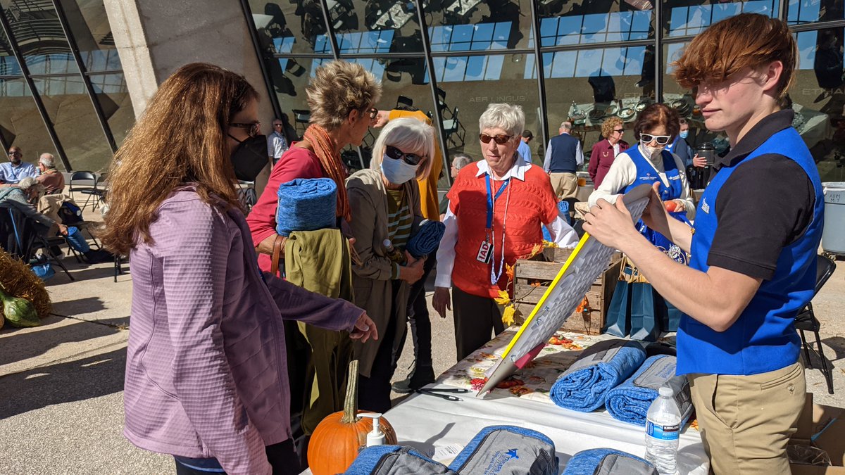 TravelersAidIAD's tweet photo. 🍂🍂🍂🍂Kicked off the fall season with a Volunteer Fun Fest!🌞🍎🥧
#DullesAirport #volunteers https://t.co/BTLLkbVd4x