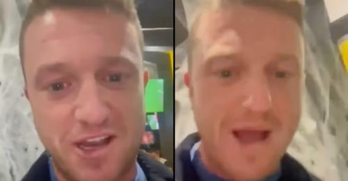 ladbible's tweet photo. 🐔 - Tommy Robinson has gone viral again after having a meltdown because a chicken wing shop refused to serve him. 

Watch below: https://t.co/DfFEjkEKaM