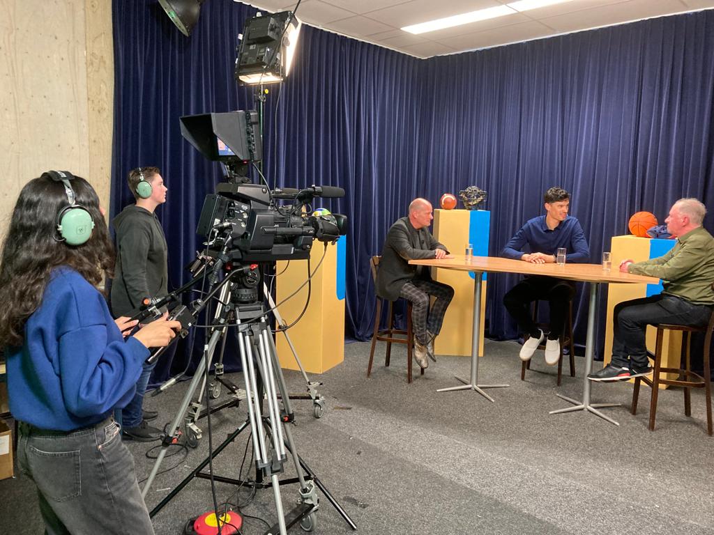AkkerJW's tweet photo. Vanavond vanaf 20.00 uur Sport Talk op Dtv. In deze aflevering van Sport Talk, is naast vaste gast Henk Mees, General Manager van Heroes Den Bosch Stefan Wessels te gast in de studio van het Media Leer Park.
#sportprogramma #sporttalk #denbosch @HeroesDenBosch https://t.co/fxMf4teTeX