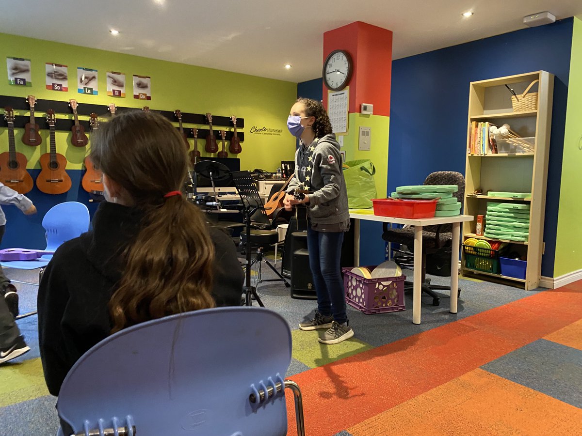 KellsElementary's tweet photo. She’s been singing since Kells Kindergarten - now this talented musician & college student is performing for our students!! Thank you Emmy!! #KellsLife #Kellsproud #Welcomeback #proudprincipal https://t.co/iCQ3co8kzx