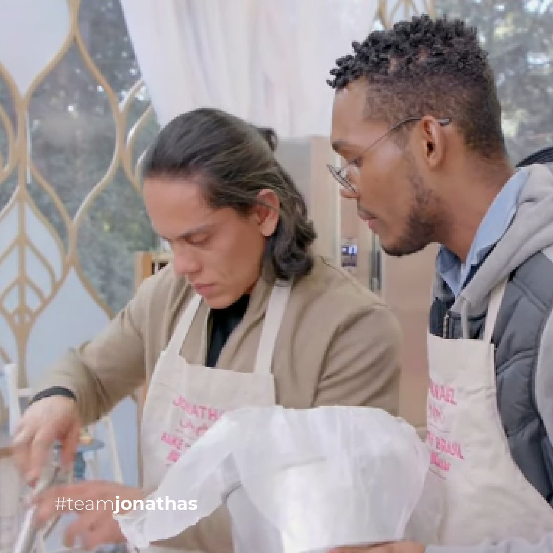 jonathasbakeoff's tweet photo. O que acharam dessa dupla?
Quem deu mais trabalho pro outro? Eu ou o @nathanaelbakeoff7? 😂😂😂
Fotos: @sbt / Reprodução
#teamjonathas 🏋🏽♂️
#confeiteiro #confeitaria #competição #sbt #discoveryhhbr #bakeoff7 #bakeoff #bakeoffbrasil #bakeoffbrasil7 https://t.co/m8u4w16pEN