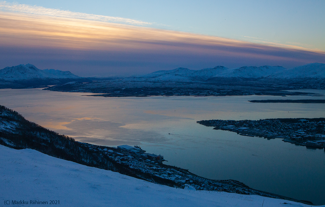 MarkkuRiihinen's tweet photo. #Tromsø #Norway
#Tromssa #Norja
#sunset #sun #mountains #fell
#weather #travel #autumn #fall
#photography #sää #syksy #valokuvaus
#nature #luonto #vuono #winter #fiord https://t.co/hYHtqstl4C