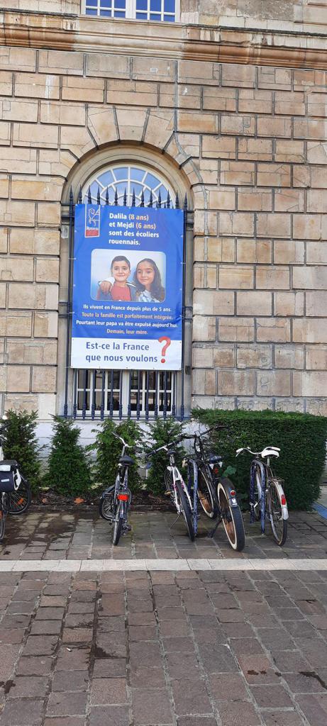NicolasMayerNMR's tweet photo. Dalila (8 ans) et Mejdi (6) sont des écoliers de @Rouen. Ils vivent en France depuis plus de 5 ans. Aujourd'hui leur père est menacé d'expulsion. Demain, leur mère. Est-ce la France que nous voulons ?
Pour signer la pétition -> https://t.co/vIp2OxIqoj https://t.co/yYTgUPXMdd