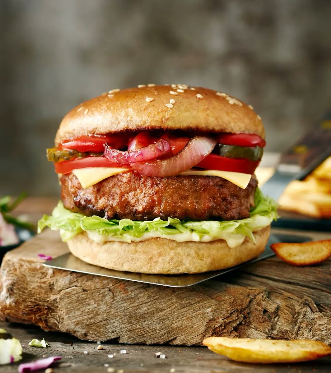 VegaSlager's tweet photo. In vergelijking tot een runderburger, heeft onze vegan Ereburger een 94% lagere impact op broeikasgassen, verbruikt-ie 95% minder land én 77% minder water. Sappig en mals vleesch hoeft niet meer van dieren te komen – een boodschap om rauw te lusten 🥩 #ClimeatAction https://t.co/h7J7ruZLPn
