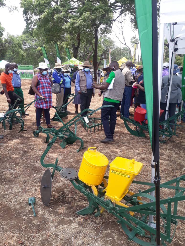 terrymap1's tweet photo. Team Mealie Brand @mealie_brand attended a meet the supplier day at Chibero College today. Organised by NGO consortium ZAKIS (SAT, WHH and ChACE. Supporting mutually  beneficial market linkages. 👏🏿👏🏿👏🏿👏🏿 https://t.co/S5NLzr896H