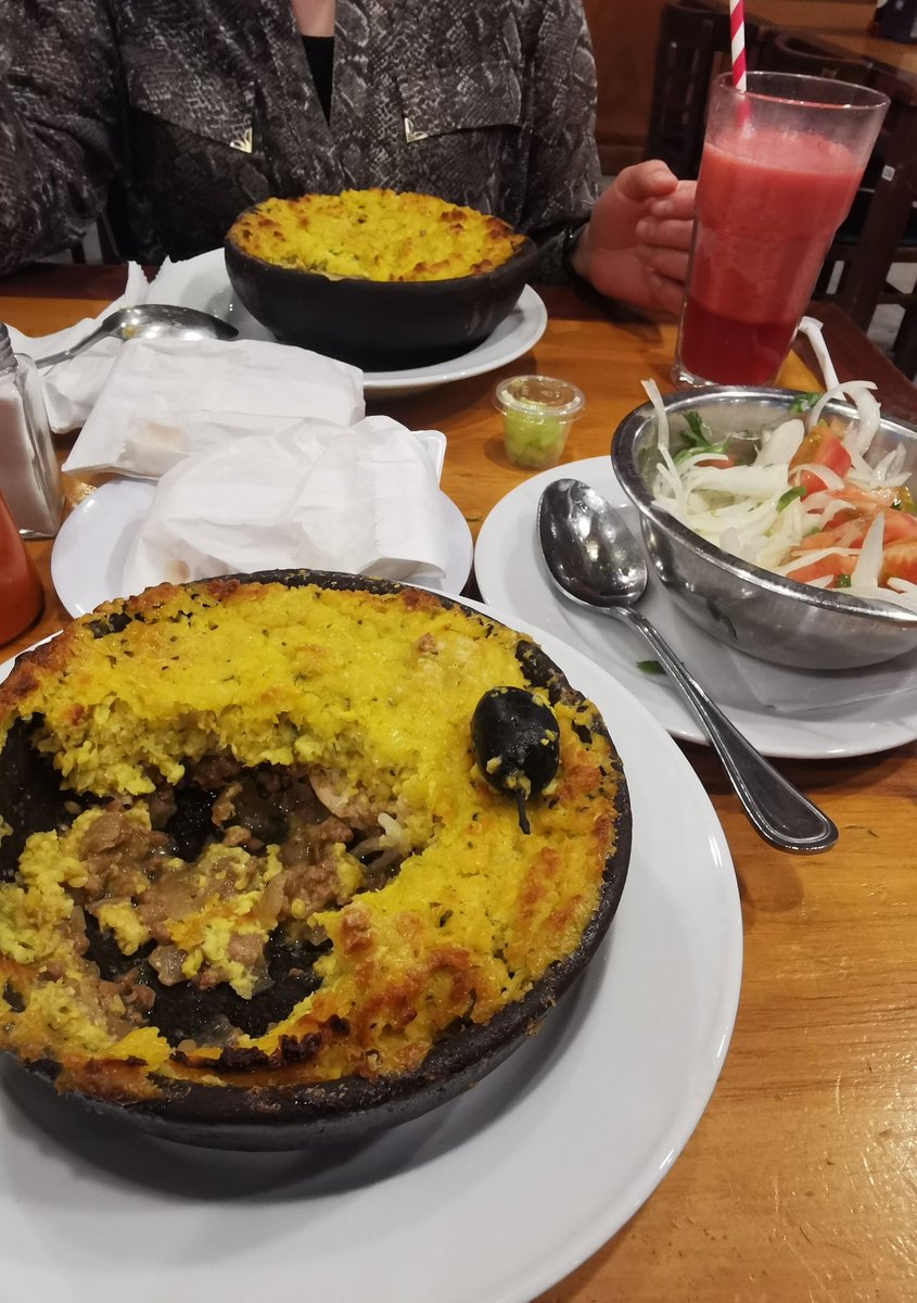 panchovc's tweet photo. Restaurante @BarNacional de Matías cousiño acaba de servir uno de los dos pasteles de choclo avinagrado. Meseros no quisieron atender nuestros reclamos.
Finalmente pagamos toda la cuenta y nos tuvimos que ir a almorzar a otro lado https://t.co/zVwSLsGBzo