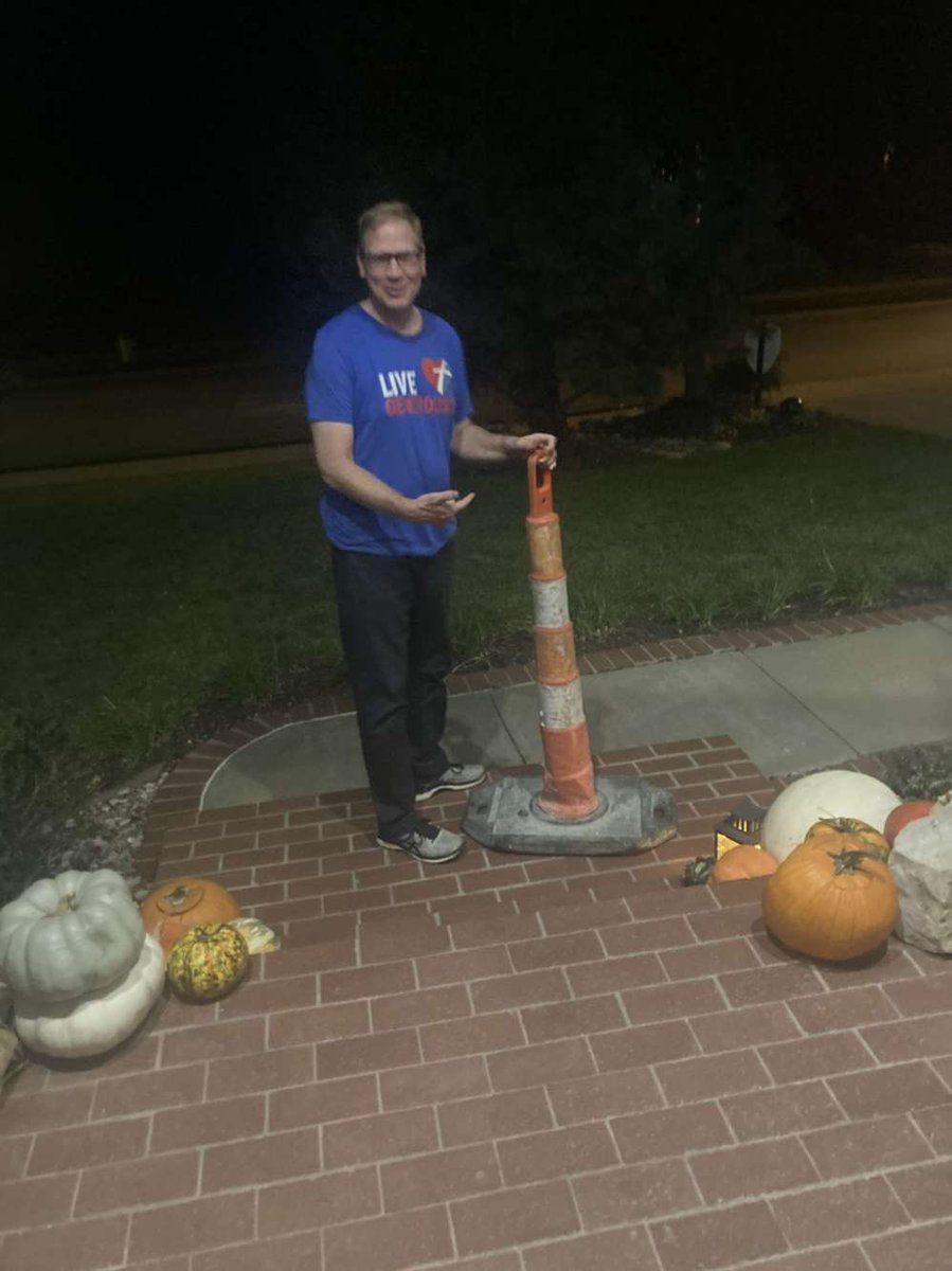Pope_PaulV's tweet photo. Rest Easy Lee #lovedbymany #flyhigh #therun #recievedthecone #fatherof2 #dadofdads #yaya #bodypositivity 🥶🥶🥶🥶 https://t.co/Kxe94k4IWh