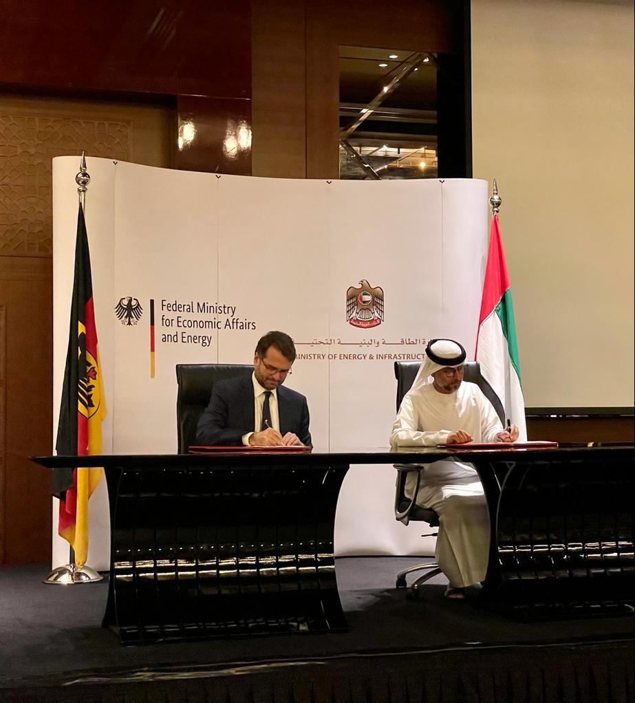 UAEinBerlin's tweet photo. Heute haben H.E. Suhail Mohamed Al Mazrouei &amp; #BMWi Staatsminister für Energie H.E. Andreas Feicht in Dubai die Deutsch-Emiratischen Wasserstoff Task Force unterzeichnet. Ein weiterer Schritt in der Partnerschaft zwischen den VAE und Deutschland im Energiebereich.
#PartnerInUAE https://t.co/UU99FMe6j0