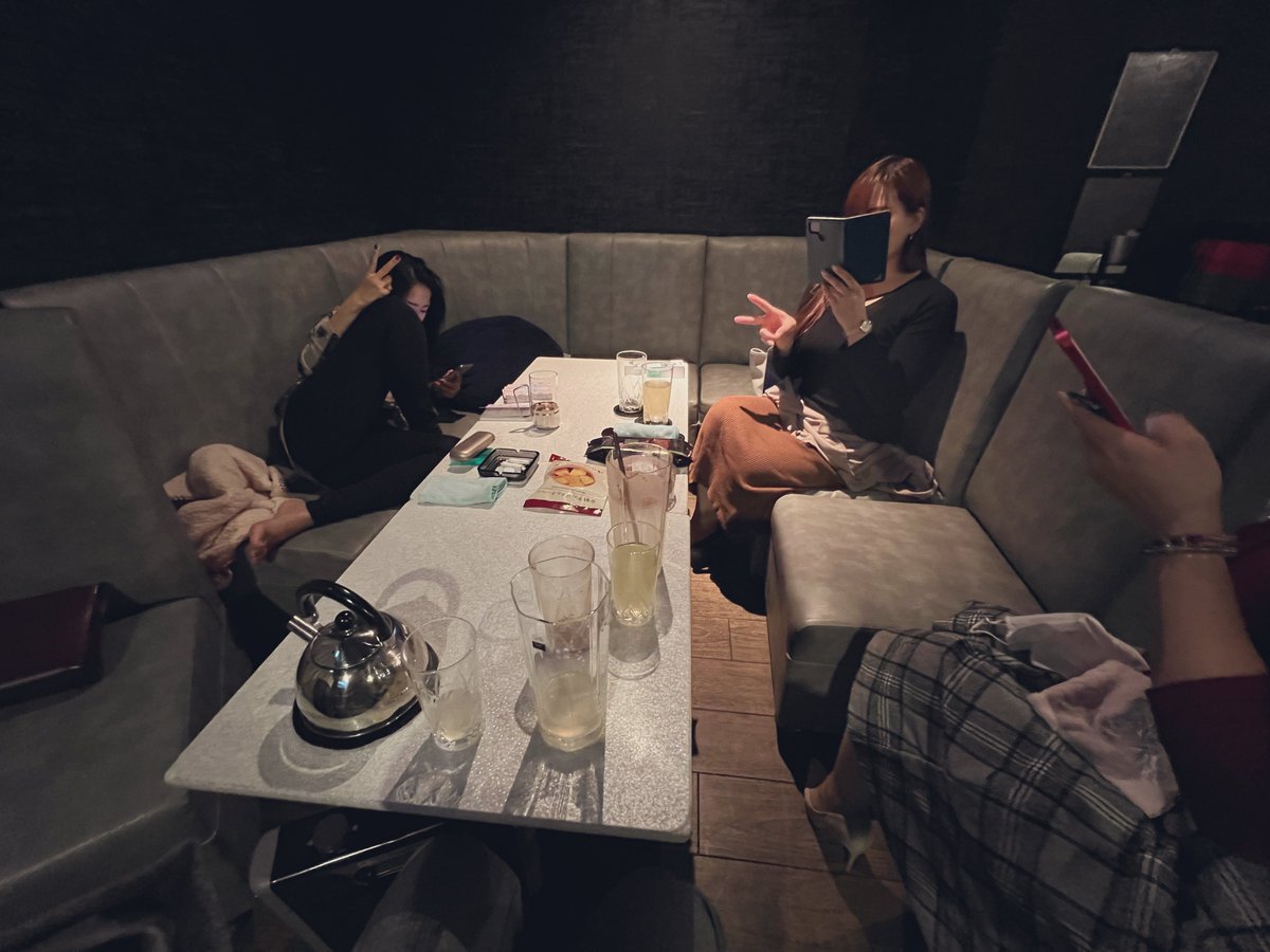 airen_7377's tweet photo. ご無沙汰しております。和蓮です。
長かった自粛要請が明けて色々解禁されましたね。寒暖差の激しい毎日ですがいかがお過ごしですか？

和蓮は県公認のあいスタの認証を取得して通常営業を再開しております(*´ч`*)

営業時間は20時-24時
日祝定休です🥂𓈒𓏸︎︎︎︎

画像:先日の和蓮女子会の風景 https://t.co/Fb2d7vwR2R