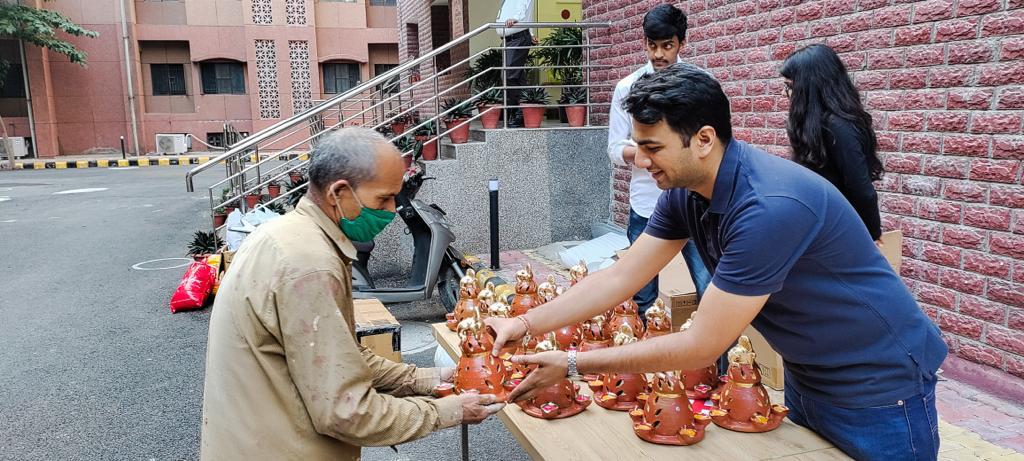 MDIGurgaon's tweet photo. Team Samaritans, MDI Gurgaon, made Diwali extra special by gifting handmade diyas to the campus support staff members as a token of appreciation for their hard work. The diyas were made by members of The Blind Relief Association, Delhi.

#MDI #MDIGurgaon #SamaritansMDI #Diwali https://t.co/7KZORSwAyk