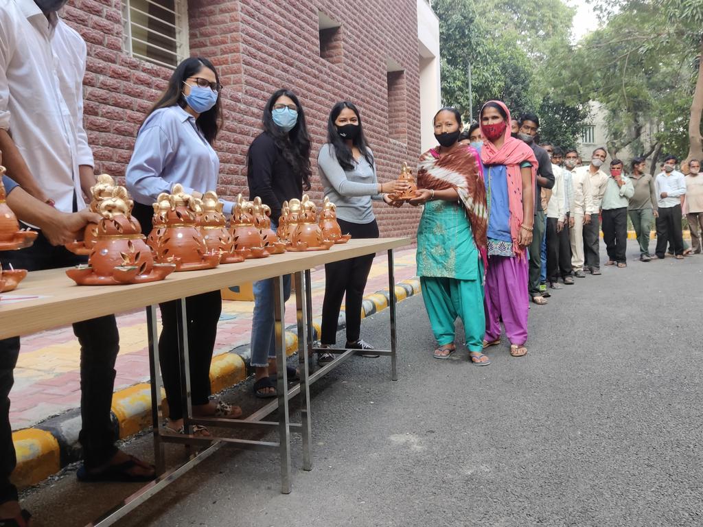 MDIGurgaon's tweet photo. Team Samaritans, MDI Gurgaon, made Diwali extra special by gifting handmade diyas to the campus support staff members as a token of appreciation for their hard work. The diyas were made by members of The Blind Relief Association, Delhi.

#MDI #MDIGurgaon #SamaritansMDI #Diwali https://t.co/7KZORSwAyk