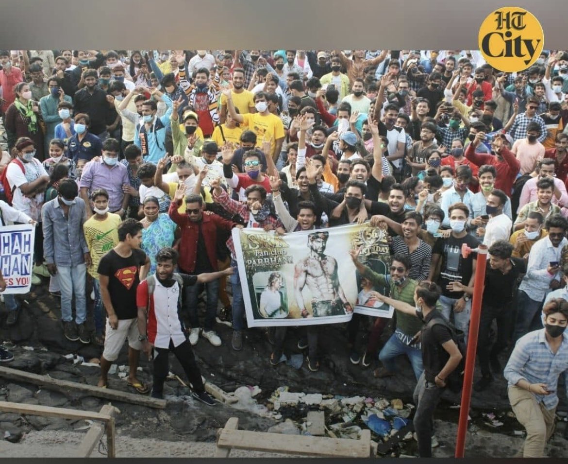 htcity's tweet photo. #ShahRukhKhan turns 56 today and hundreds of his fans have been waiting since midnight outside his bungalow, #Mannat, to get a glimpse of him. 

#HappyBirthdaySRK #HappyBirthdayShahRukhKhan #SRK56 #SRKDay #HappyBirthday https://t.co/RpGRHQlt18