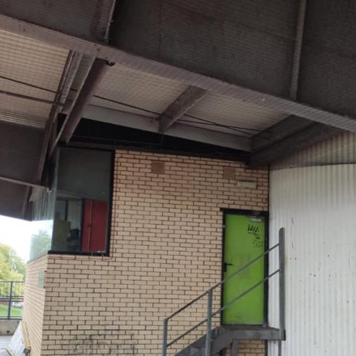 PestHf's tweet photo. Sports Stadium in North London #birdcontrol #netting #proofing #pestcontrol https://t.co/rg6ZWB4GNj