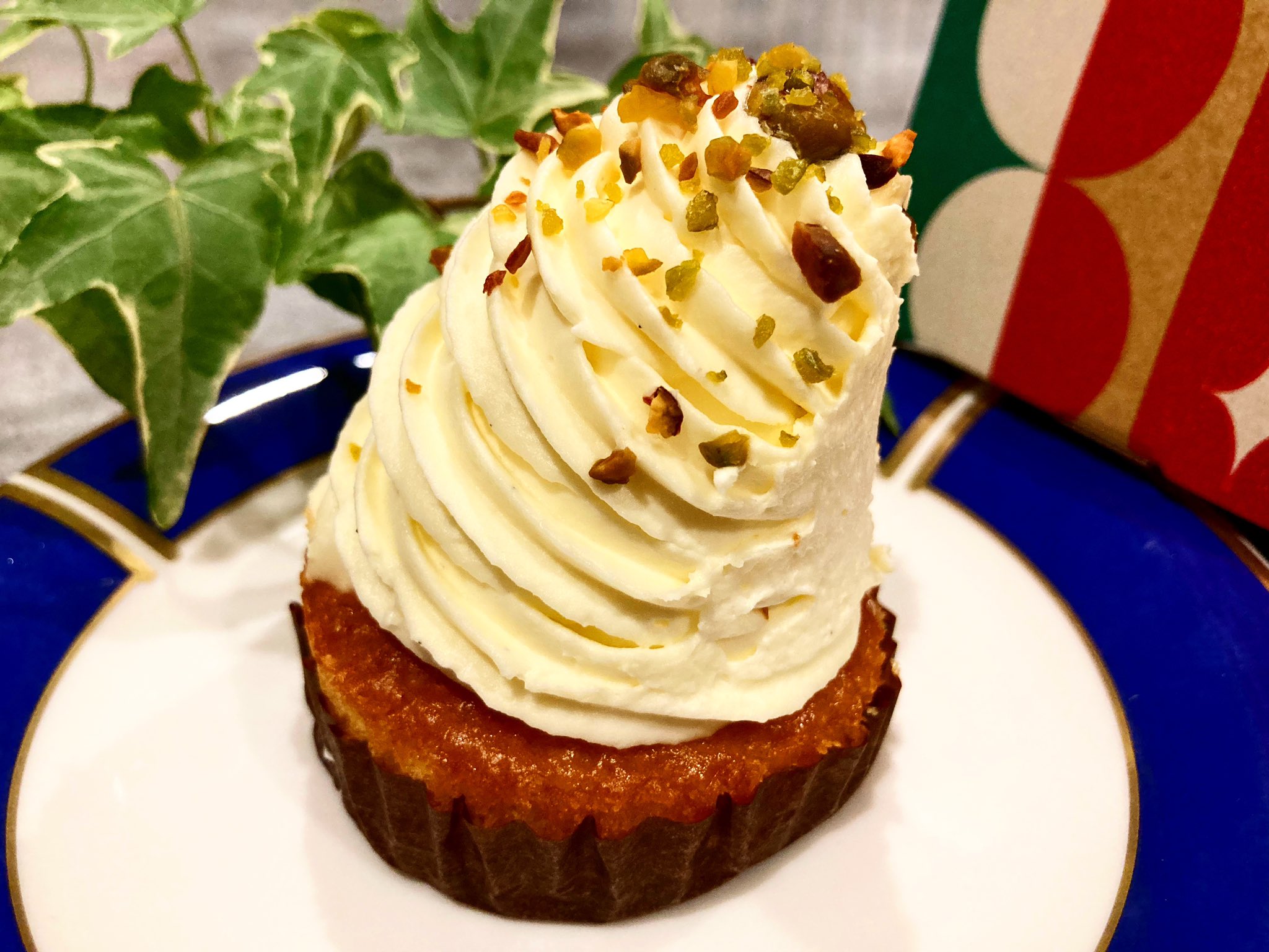 3度の飯よりスイーツ ピスタチオクリームケーキ 価格 528円 スタバ新商品 ふわふわのスポンジ生地の上に ピスタチオ ペーストなどで和えたザクザク食感の生地をのせ 見応えのあるピスタチオペーストを混ぜたクリームをドーム状に盛り付けてます