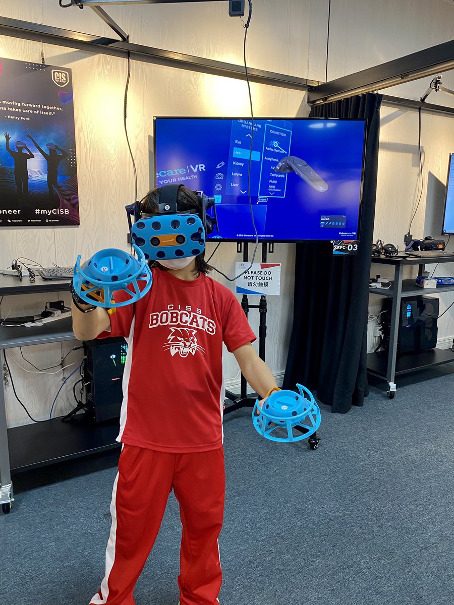 Grade 5 students experiencing the #VR room for the first time as part of our #whoweare #provocation Students had a great time inquiring into the human body #MyCISB #PYP Thanks <a href="/SharecareInc/">Sharecare</a> for the great application