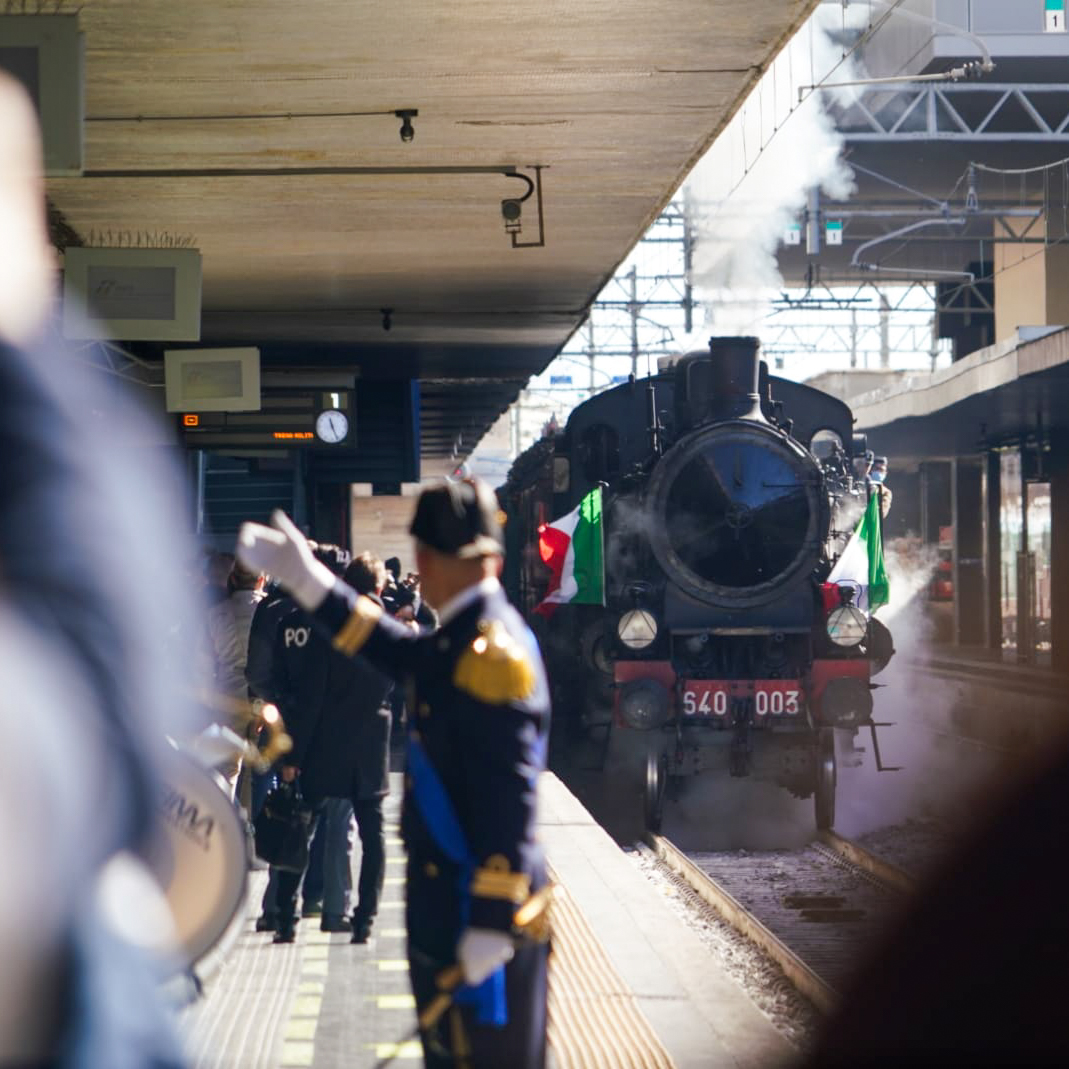 Il Milite Ignoto arrivava qui esattamente cento anni fa, a Roma, in una Stazione Termini gremita di gente commossa e in silenzio, tra un mare di fiori. 
bit.ly/3w6rB7s