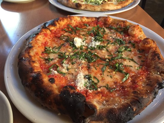 SyracuseEats's tweet photo. Who doesn't love pizza?! Apizza Regionale in Syracuse, NY is a fun, upbeat restaurant with wood-fired pizza, pasta, salads, sandwiches, specialty cocktails, authentic Italian​ cuisine. Grab some friends and check out the menu! I went last weekend and it was amazing🍕😋 #Syracuse https://t.co/yTKZUJMLoI
