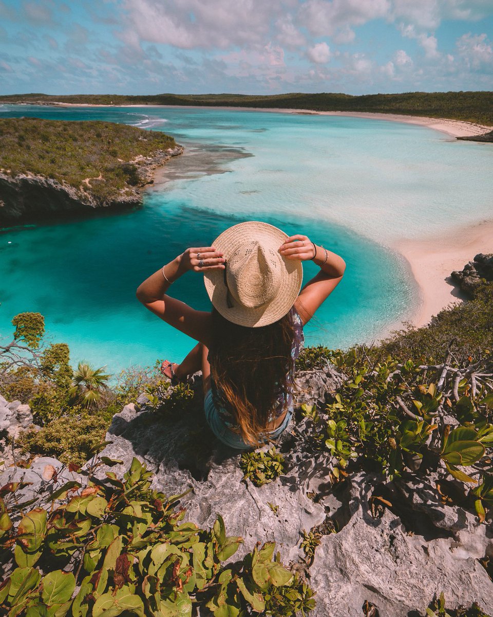 DEAN’S BLUE HOLE 😱
Un paysage d’une incroyable beauté que l’on trouve sur l’île de Long Island aux #Bahamas. 
Avec un trou marin de plus de 200 mètres de profondeur, la sensation est un peu étrange quand on nage à cet endroit ! 💦😅
——
➳ Sur Instagram : instagram.com/loiseaurose