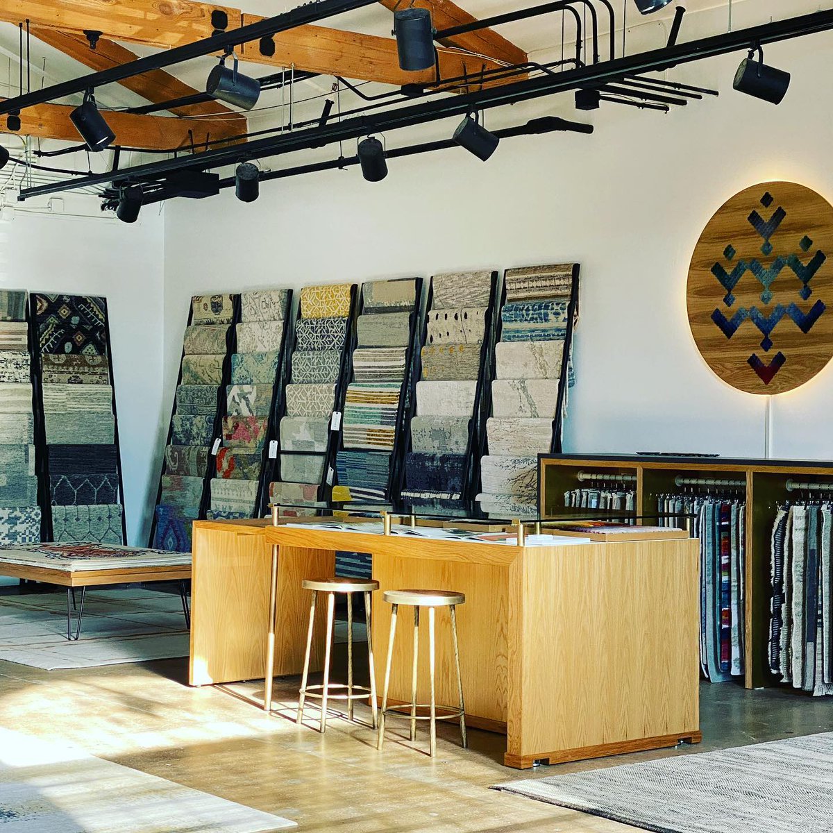 COHP4YOU's tweet image. Visit @TamarianCarpets at Russell 112 and see all their latest trends during these November and December events:​
🔹 Today and tomorrow (Nov. 2-3): Design Days​
🔹 Dec. 7-11: Cool Yule (#HPXD&apos;s five-day furniture and design fête!)​

📷 // Courtesy of Tamarian&apos;s Facebook page