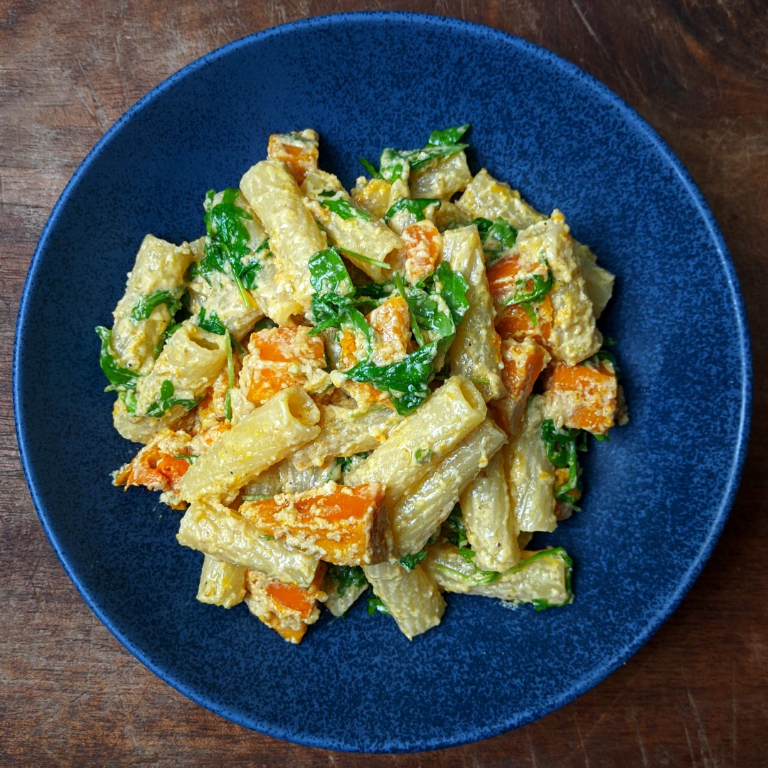 I realise I'm a couple of days late for anyone to be remotely interested in pumpkin-related content, but this steaming hot bowl of rigatoni with walnut pesto, roasted pumpkin and wilted rocket from last night was too delicious not to post...
#pumpkin #pasta #vegetarian