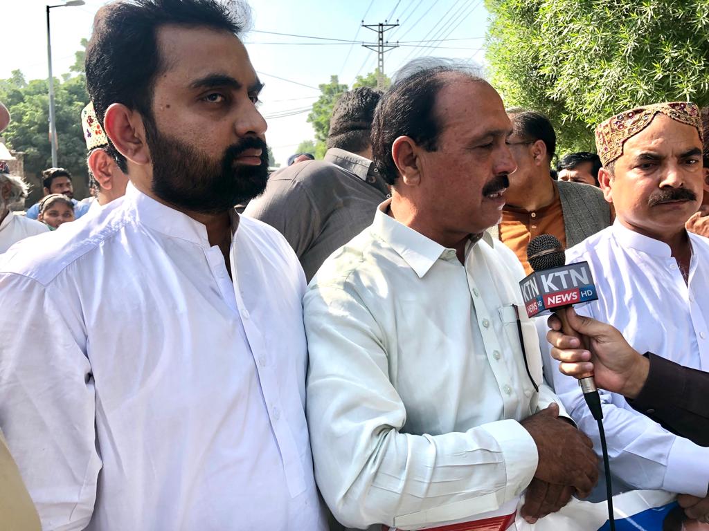 FAPUASA_Sindh's tweet photo. FAPUASA Sindh Chapter protests at Press club Nawabshah, demanded #Budget_Increase, #Bailout_Package and #DisparityReductionAllowance.

ASUEF and SUOF also joined.

The protest shall continue until the demands are met.
@SindhCMHouse @SindhGovt1 https://t.co/UOnHG2Ds27