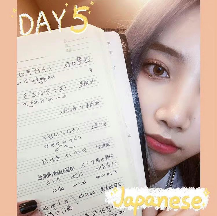 RUIQIGLOBAL's tweet photo. 211102 ruiqi’s instagram update

Day5在学习日语❤️
日本語を勉強中です💪

i’m learning japanese ❤️
studying japanese 💪

#SuRuiqi #Sury #苏芮琪 #スールイチー #수루이치 https://t.co/dxFbCuLvPo