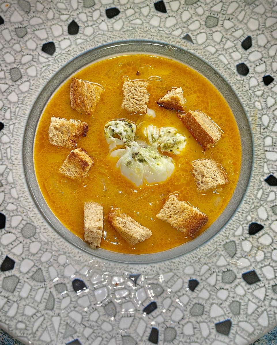 Muy buenas gente por aquí os dejo una receta de una SOPA DE CEBOLLA que es lo que va pegando para el tiempo de frío y lluvia, cuchareo wapoooo

instagram.com/reel/CVvquBSoc…