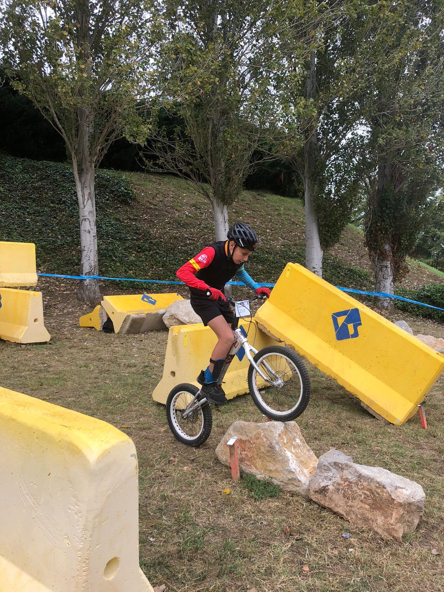 🚲 Girona va viure dissabte el seu primer trial dins les Fires de Sant Narcís.

☺️ El Club Peu a Baix, impulsor d'una escola de la disciplina, va ajuntar una cinquantena de participants en una jornada de promoció! 🙌

+ info 👉bit.ly/3EzQ9J1

#ciclismecat #trial