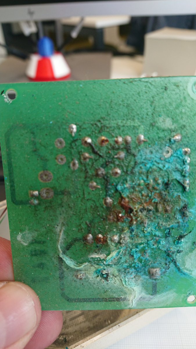 DG2EBN's tweet photo. Hier der Grund für den Ausfall der Temperatur.- Luftfeuchtigkeitsmessung bei #DB0DUS 🙄 Bei Arbeiten am Dach wurden die Kabel offensichtlich umgelegt, sodass Wasser am Kabel entlang in den Sensor gelaufen ist 🙄. Mal sehen ob es für die #ultimate 1200 noch Ersatzteile gibt. https://t.co/pUD520TmVl