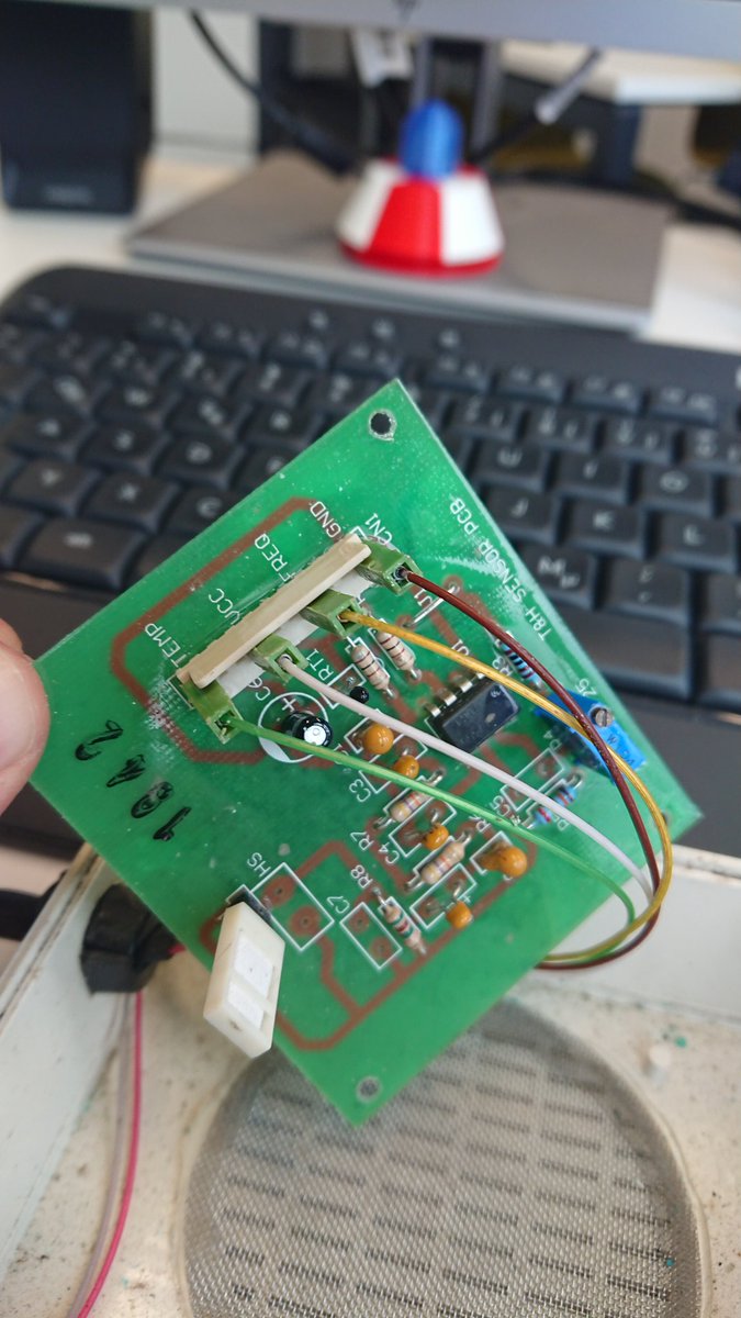 DG2EBN's tweet photo. Hier der Grund für den Ausfall der Temperatur.- Luftfeuchtigkeitsmessung bei #DB0DUS 🙄 Bei Arbeiten am Dach wurden die Kabel offensichtlich umgelegt, sodass Wasser am Kabel entlang in den Sensor gelaufen ist 🙄. Mal sehen ob es für die #ultimate 1200 noch Ersatzteile gibt. https://t.co/pUD520TmVl