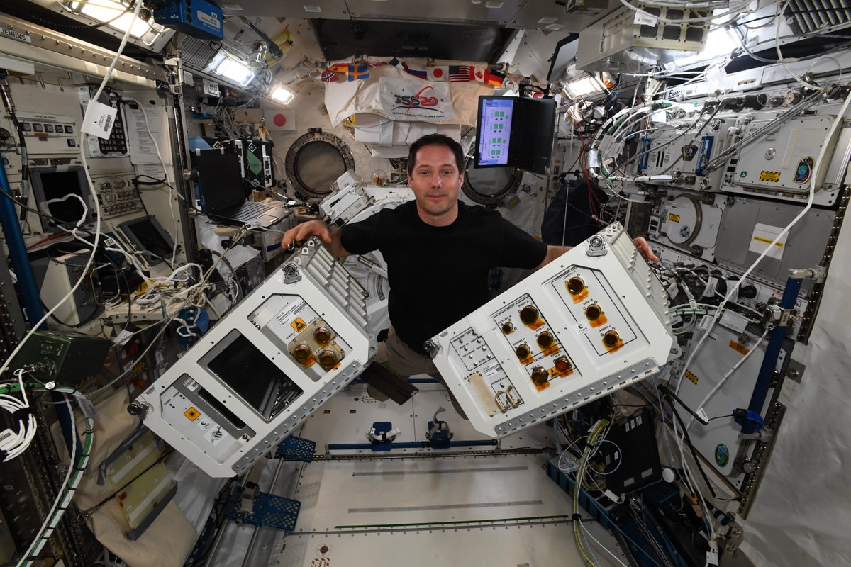 Thom_astro's tweet photo. Quand j’ai débuté ma carrière d’ingénieur au @CNES, je partageais mon bureau avec un ingénieur qui travaillait sur l’expérience 🇫🇷🇺🇸 DECLIC. 20 ans plus tard je l’opère dans l’ISS 🤯 Elle étudie les fluides supercritiques, plus stables donc plus simples à étudier en impesanteur. https://t.co/Z5RPyoU49z