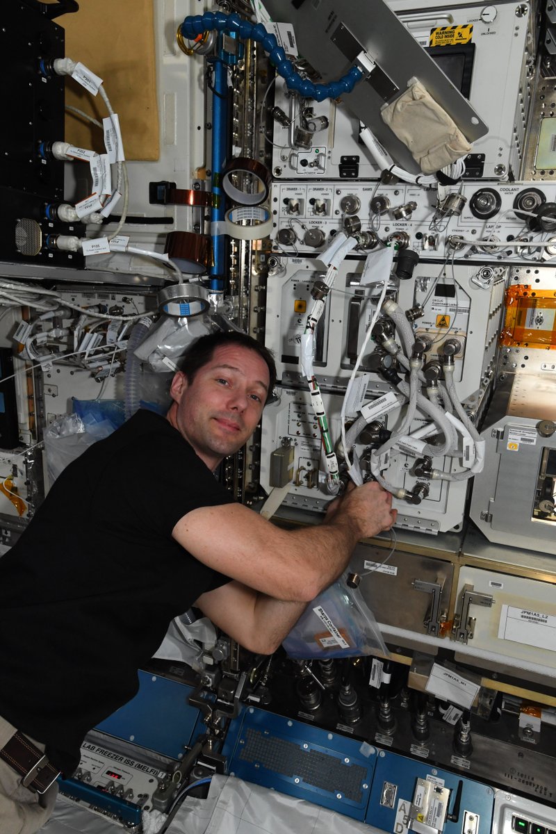 Thom_astro's tweet photo. Quand j’ai débuté ma carrière d’ingénieur au @CNES, je partageais mon bureau avec un ingénieur qui travaillait sur l’expérience 🇫🇷🇺🇸 DECLIC. 20 ans plus tard je l’opère dans l’ISS 🤯 Elle étudie les fluides supercritiques, plus stables donc plus simples à étudier en impesanteur. https://t.co/Z5RPyoU49z