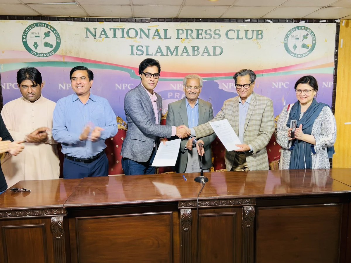 pakuspress's tweet photo. 2/2 Information Secretary PAPA Saqib Ul Islam, @SaqibIslam, who is visiting Islamabad form Washington, & President National Press Club Shakeel Anjum signed the MOU. Local journalists & elected body of National Press Club graced the event at NPC headquarters. #PAPA2020 #NPC #MOU https://t.co/OSxFoORGZh